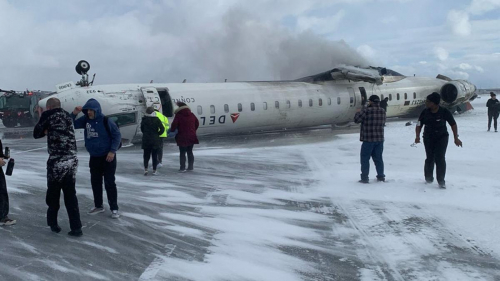 Самолет перевернулся при посадке в Канаде: пассажирам предложили по 30 тысяч долларов